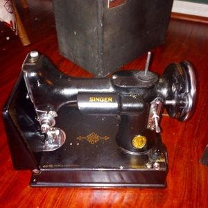 Antique singer 221-1 featherlight sewing machine
